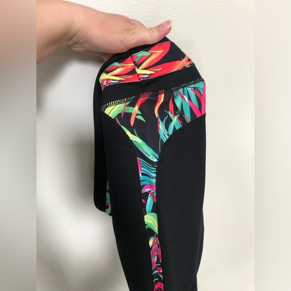 Fabletics Women’s S Camacan Black Stretch Capri Tropical Forest Print Leggings - Picture 10 of 10